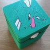 2026/07/1000023236-scaled.jpg Deckbox Premium Pokémon