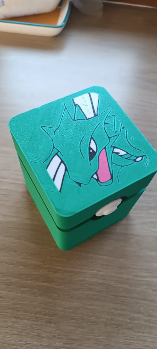 2026/07/1000023236-scaled.jpg Deckbox Premium Pokémon
